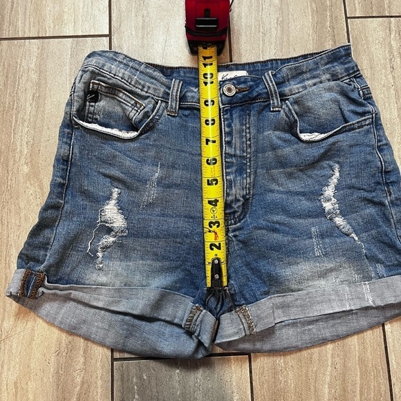 KanCan Womens Light Wash Distressed Cuffed Denim Shorts Size 28 - Picture 4 of 7
